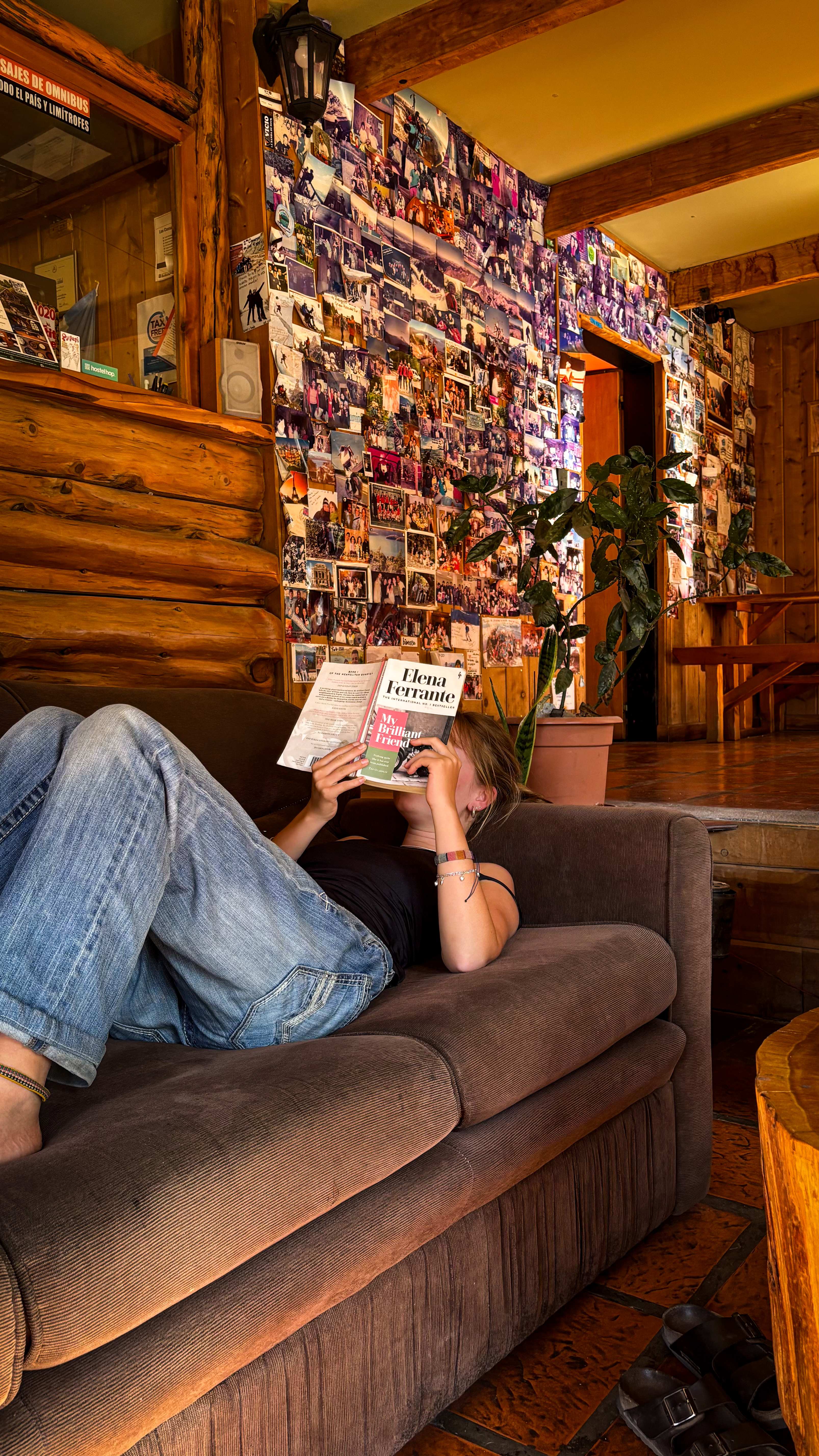 Viajero relajándose en el espacio común del hostel leyendo